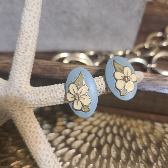 unknow Jewelry - Vintage Cream/Blue Floral Clip On Earings